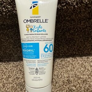 Garnier Ombrelle Sunscreen SPF 60 with Blue Label